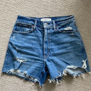 Abercrombie curve love 4” mom short
